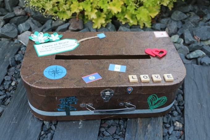 Urne à enveloppes en forme de valise