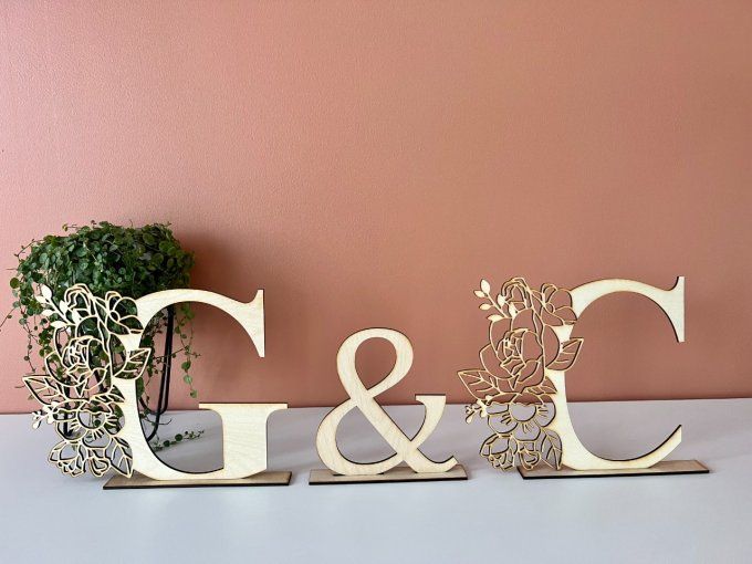 Initiales florales et signe & en bois 