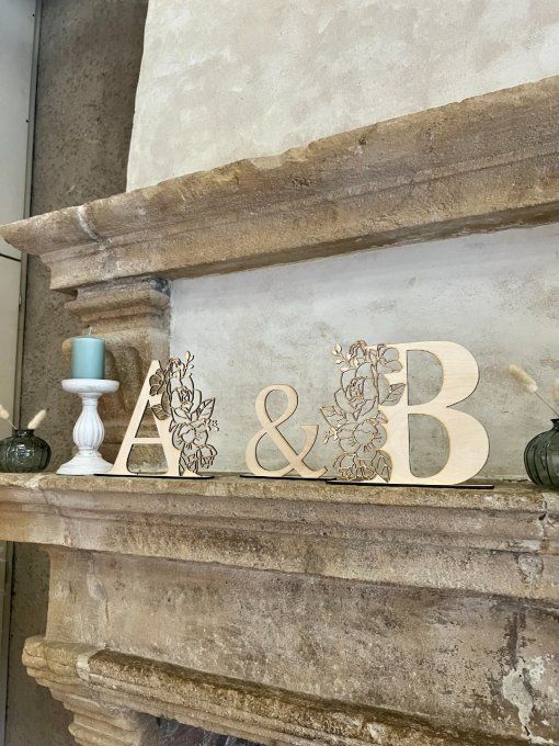 Initiales florales et signe & en bois 