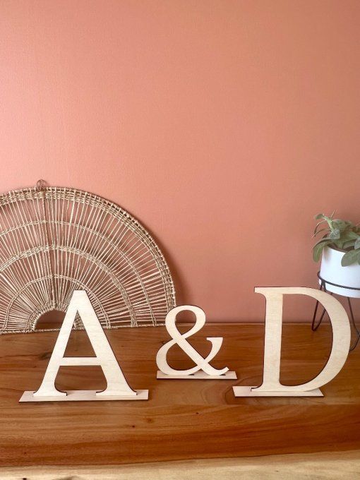 Initiales et signe & en bois 